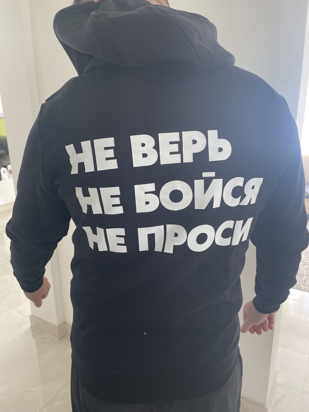 Customer photo review of Herren Zip Hoodie mit Reisverschluss schwarz - НЕ ВЕРЬ НЕ БОЙСЯ НЕ ПРОСИ - by SAEBIS®