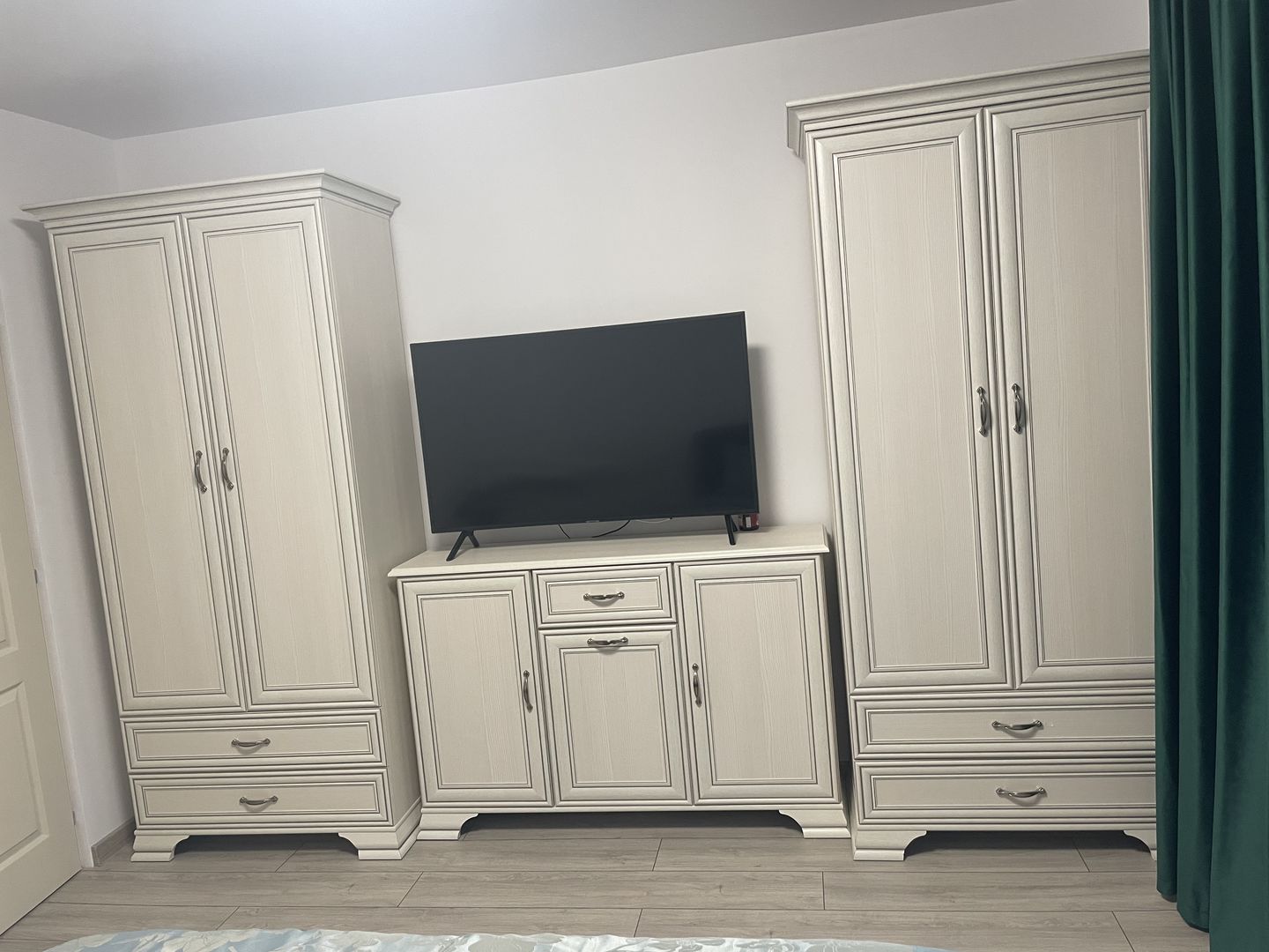 Customer photo review of Comoda cu 3 usi si un sertar Tiffany, alb vintage, pal si mdf, 139x37x90 cm