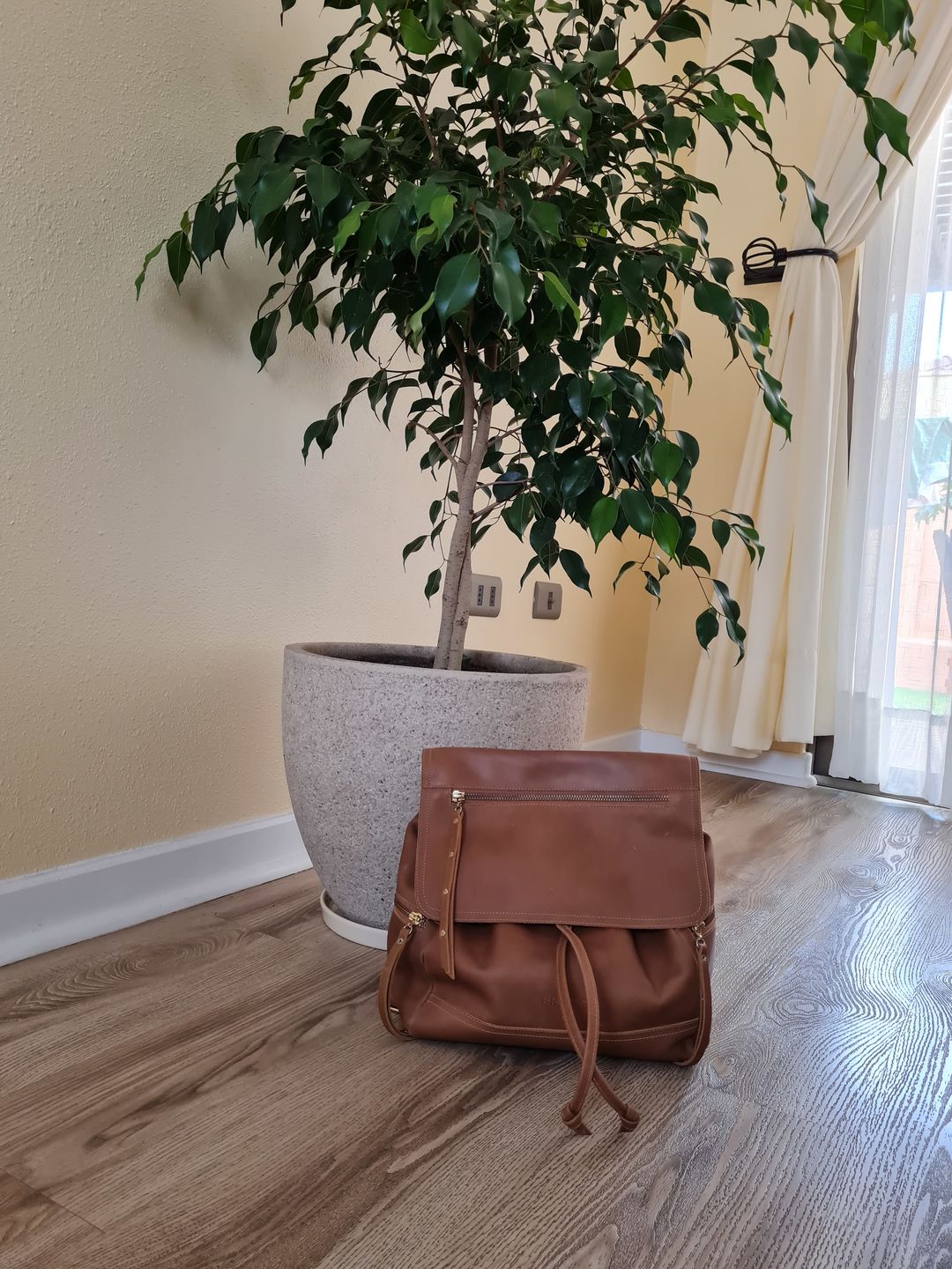 Customer photo review of *Mochila de cuero modelo EVA Tostado