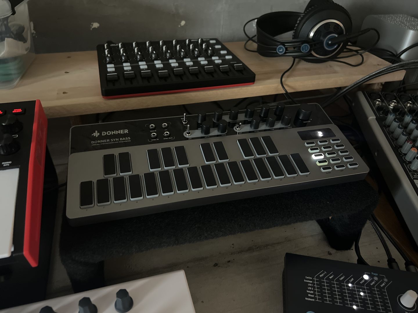 Customer photo review of Donner Essential B1 Synthétiseur et Séquenceur Analogique de Basses