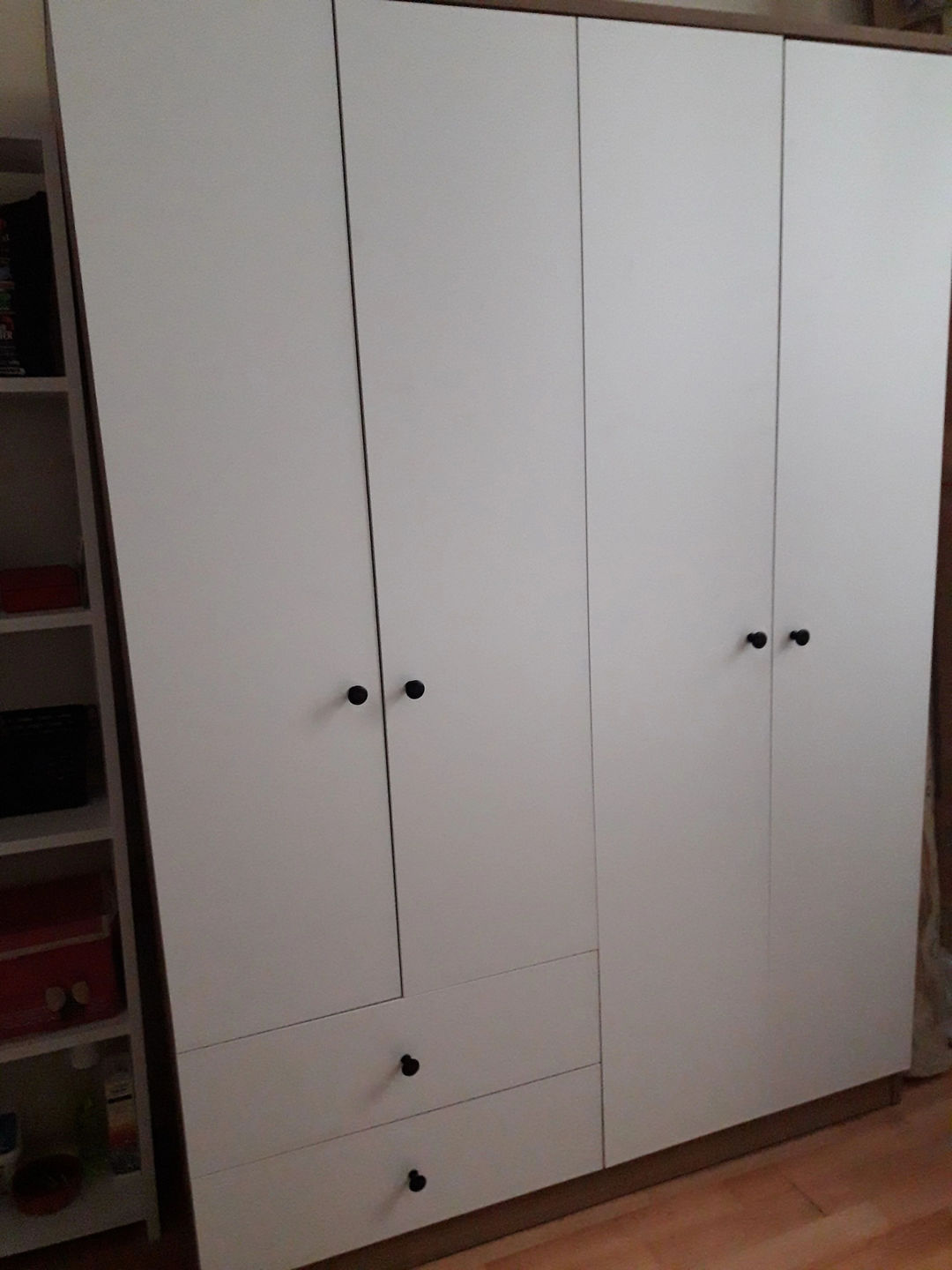 Customer photo review of Rani BA108 Geniş Gardırop Elbise Dolabı 4 Kapaklı 2 Çekmeceli 1 Raflı 2 Askılı Sepet Ceviz - Beyaz
