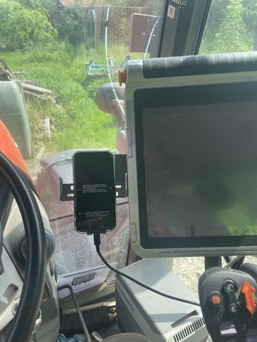 Customer photo review of Gadgetme Handyhalterung mit Wireless Ladefunktion passend für Case, New Holland, Steyr 15W Fast Wireless