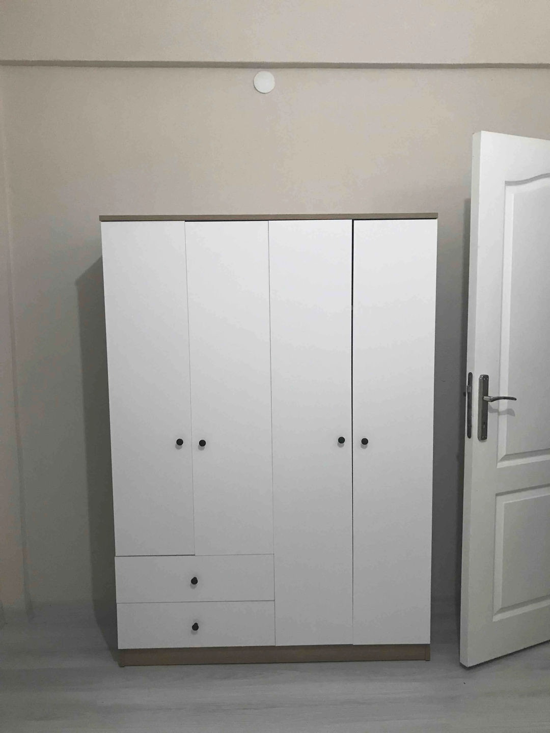 Customer photo review of Rani BA108 Geniş Gardırop Elbise Dolabı 4 Kapaklı 2 Çekmeceli 1 Raflı 2 Askılı Sepet Ceviz - Beyaz