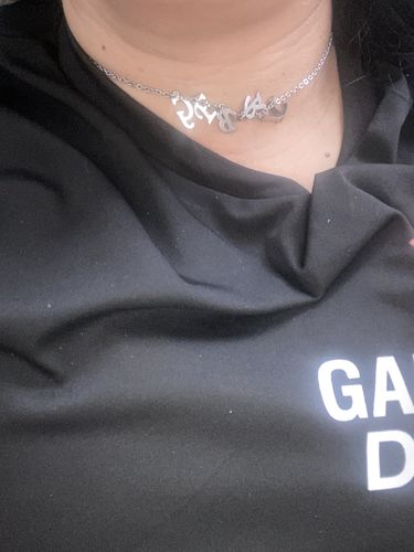 Customer photo review of Collier prénom argenté lettres pendantes personnalisables en acier inoxydable