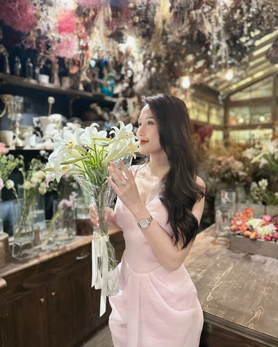 Customer photo review of Tove Sleeveless Scoop Midi Dress