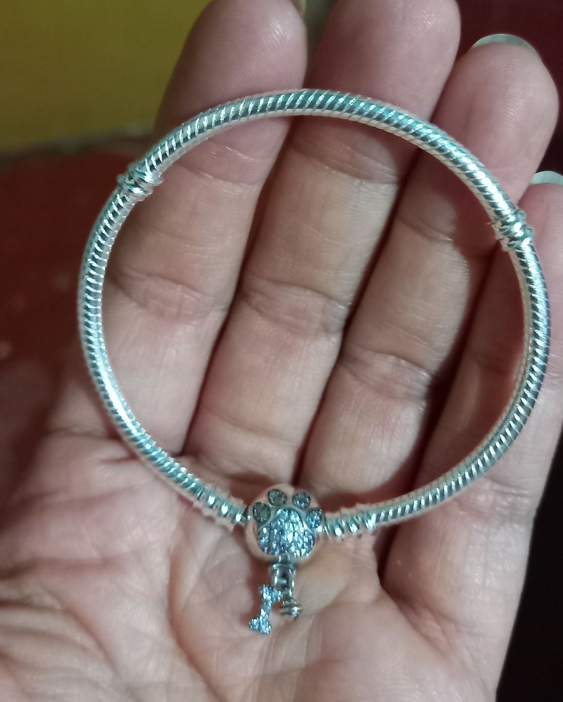 Customer photo review of Pulsera Huella de Perrito Diamantado
