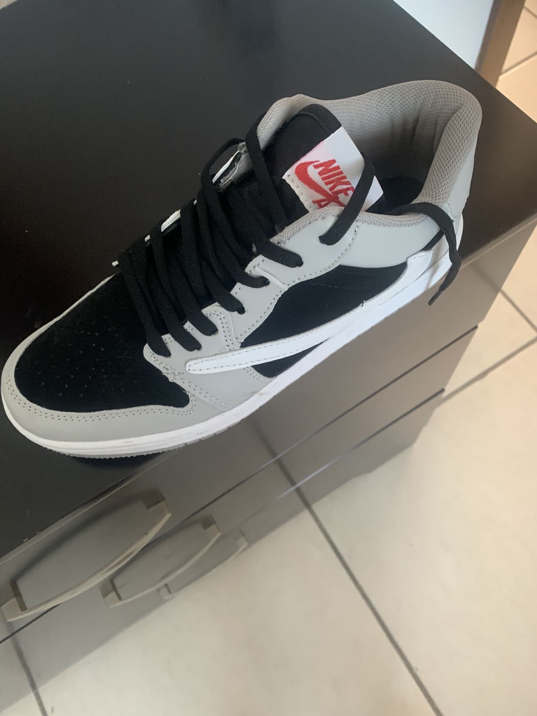 Customer photo review of Tenis Travis Low Concreto Negro