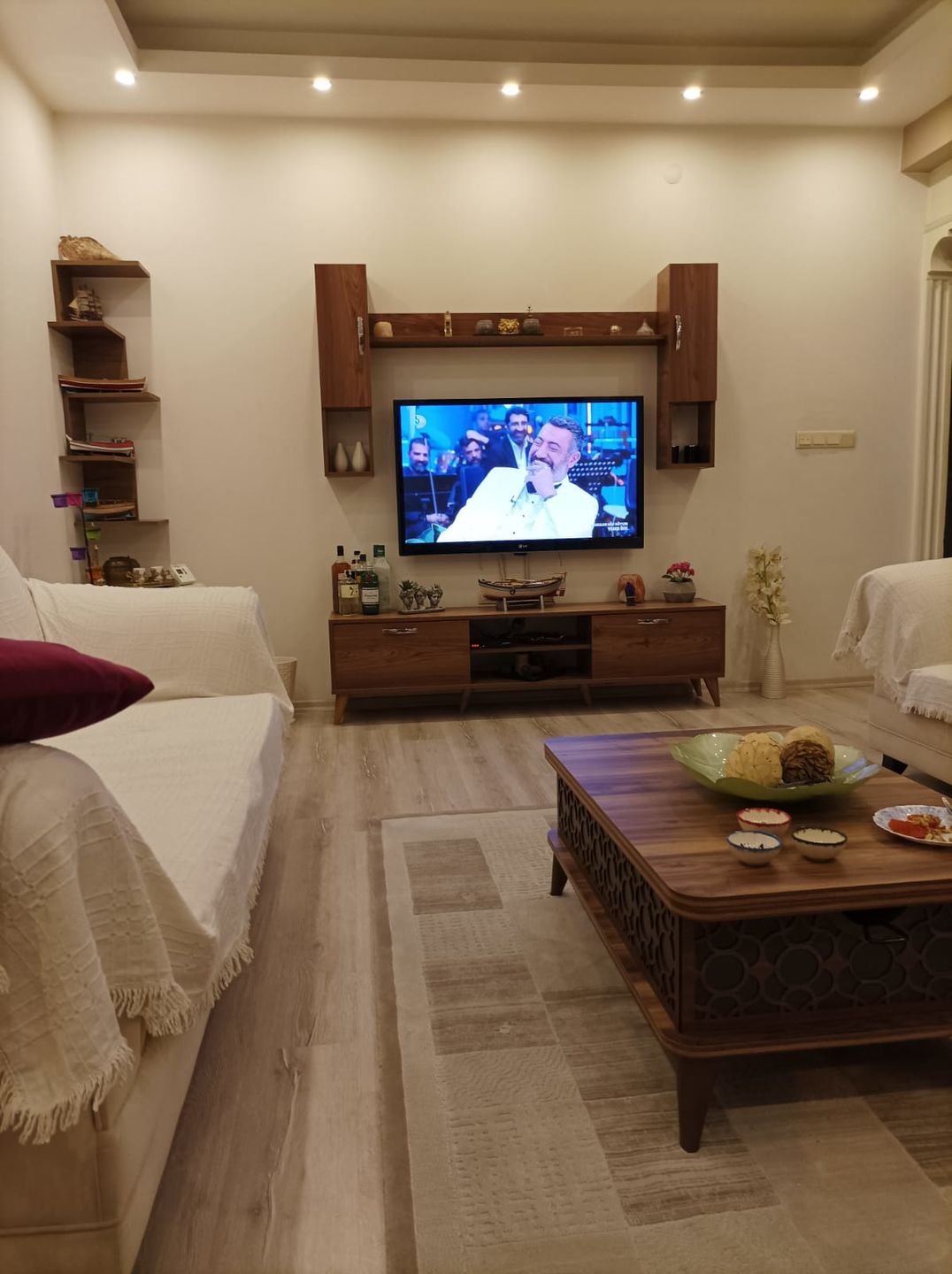 Customer photo review of Rani A9 Duvar Raflı Tv Ünitesi Kitaplıklı Tv Sehpası Duvara Monte Raflı Modern Ayaklı 180 cm Minyatür Ceviz M27