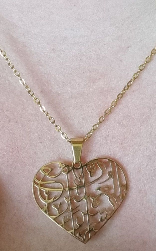 Customer photo review of "Gewiss, mit Erschwernis kommt Erlericheterung" Heart Halskette