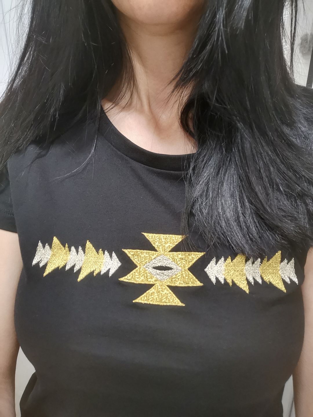 Customer photo review of Тениска бродирана със "златна" шевица "Канатица"