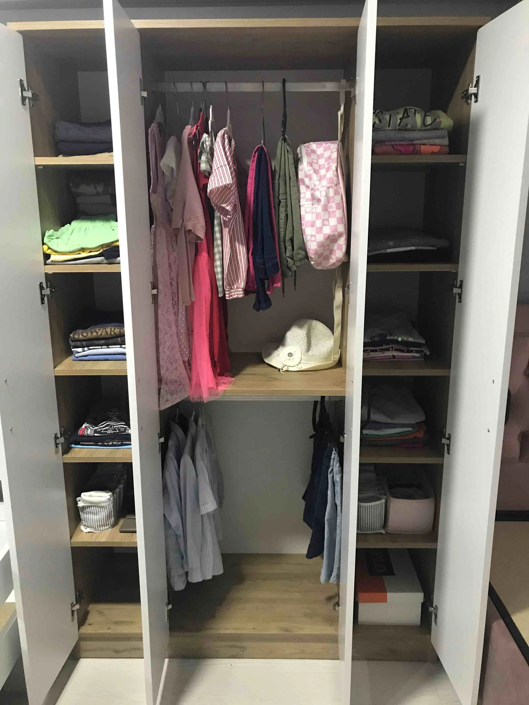 Customer photo review of Rani BA116 Geniş Gardırop Elbise Dolabı 4 Kapaklı 12 Raflı 2 Askılı Sepet Ceviz - Beyaz
