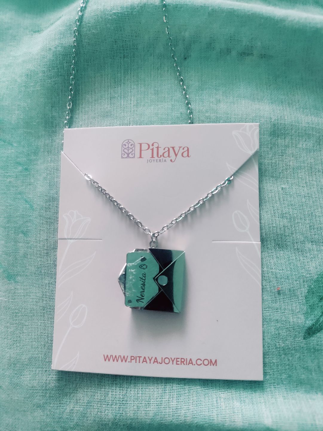 Customer photo review of Collar Mensaje Personalizado