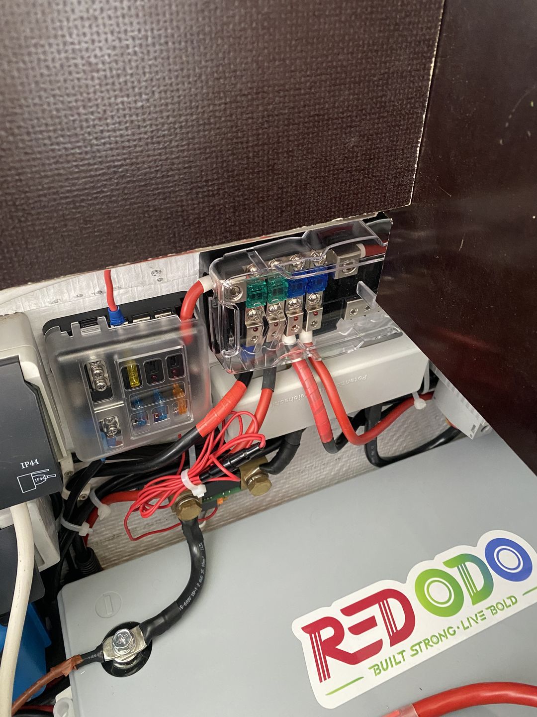 Customer photo review of Redodo LiFePO4 12V 300Ah Tiefzyklus Lithium ionen akku | 3,84kWh & 2,56kW