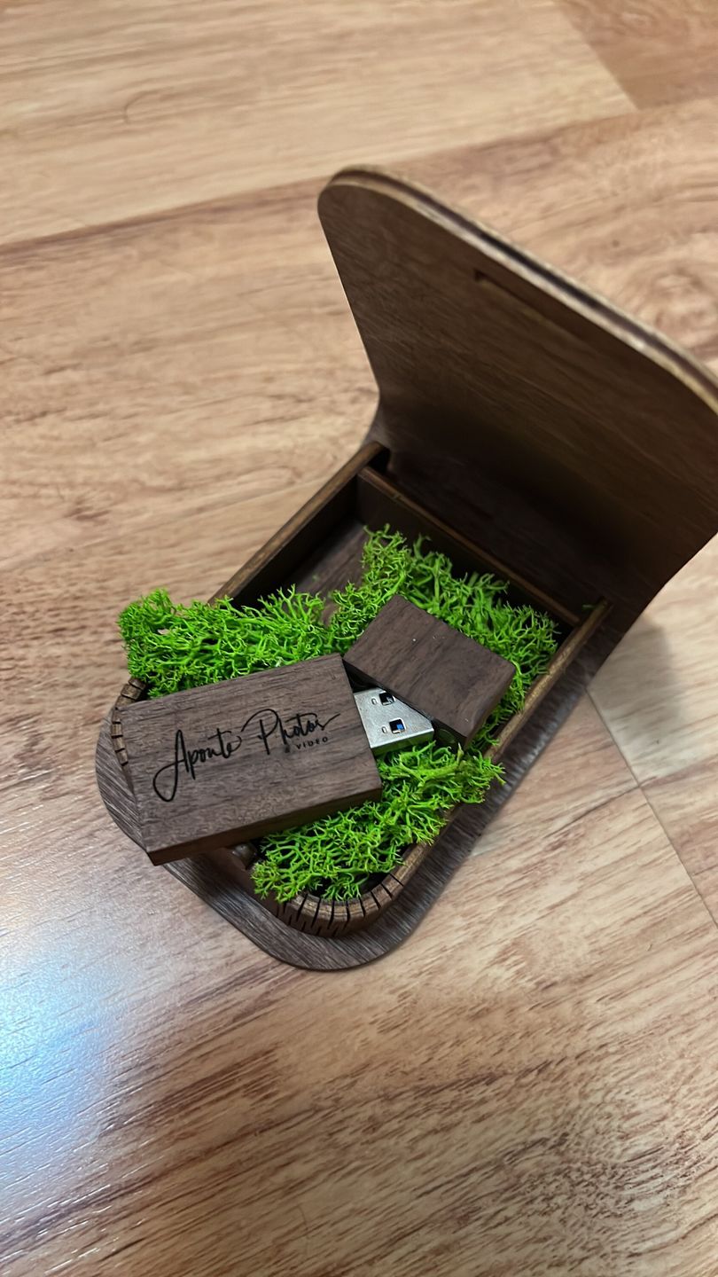 Customer photo review of Personalized USB Box with Wooden Flash Drive (option) for Wedding Photographers
