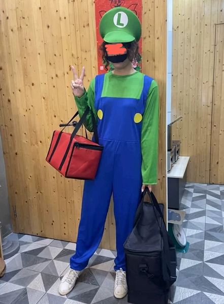 Customer photo review of Déguisement Adulte Mario Bleu Costume Halloween Carnaval