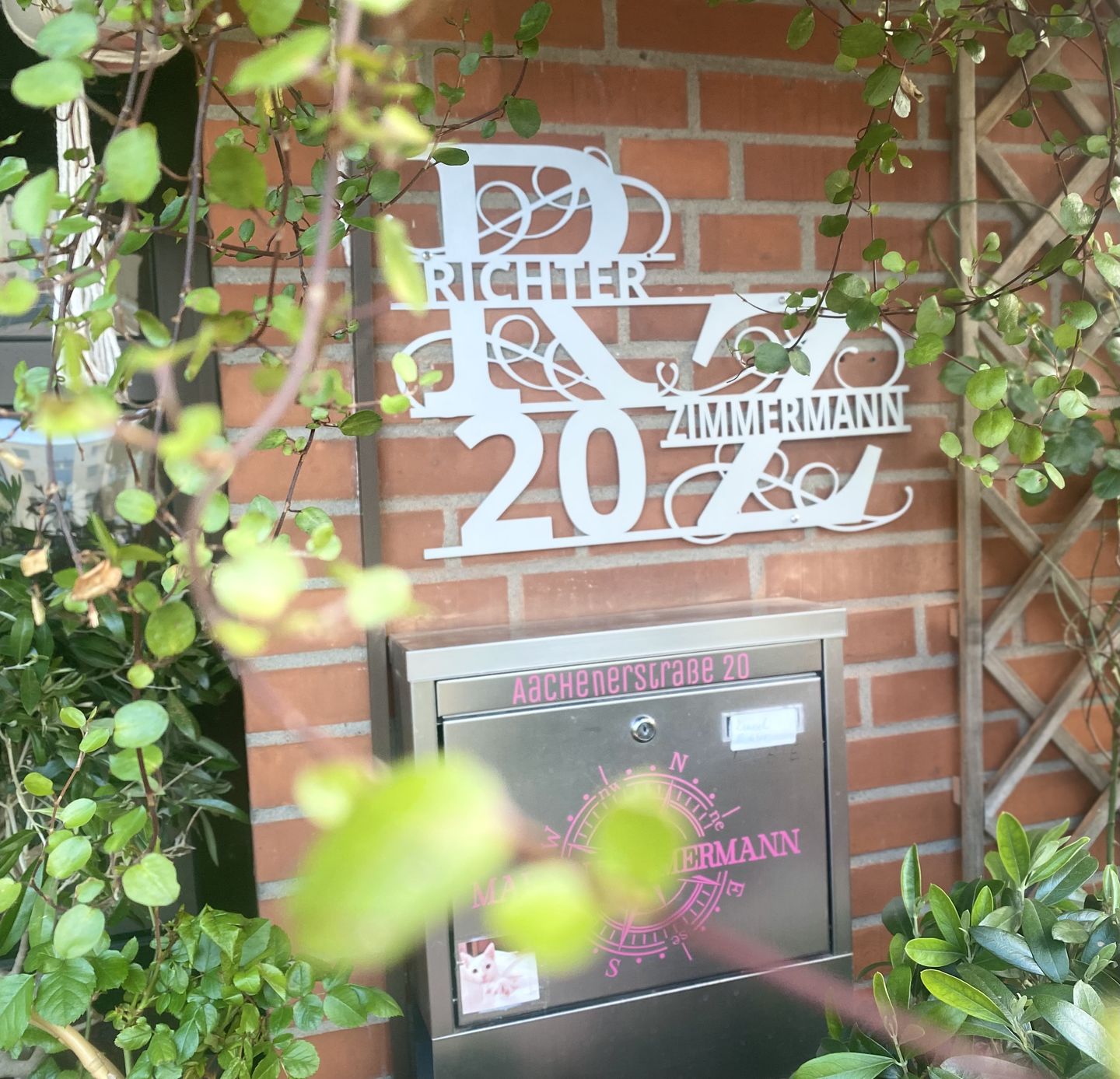 Customer photo review of Hausnummern-Monogramm zweizeilig mit Namensinitialien und kompletten Vor-und Nachnamen (personalisierbar)