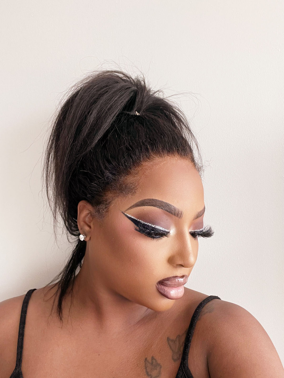 Customer photo review of 4C Edges | Luvwin 180% Density Deep Side Parted Undetectable Lace Glueless Kinky Straight Bob Wig