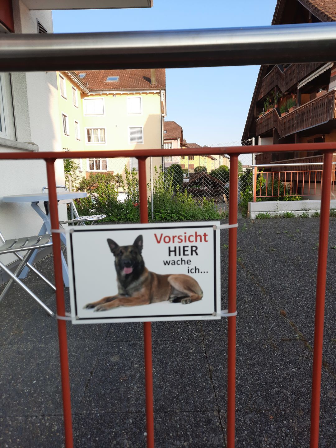 Customer photo review of Hundeschild oder Aufkleber, Vorsicht Hier Wache Ich... Belgischer Schäferhund, aus Alu-Verbund oder Selbstklebefolie mit UV-Schutz