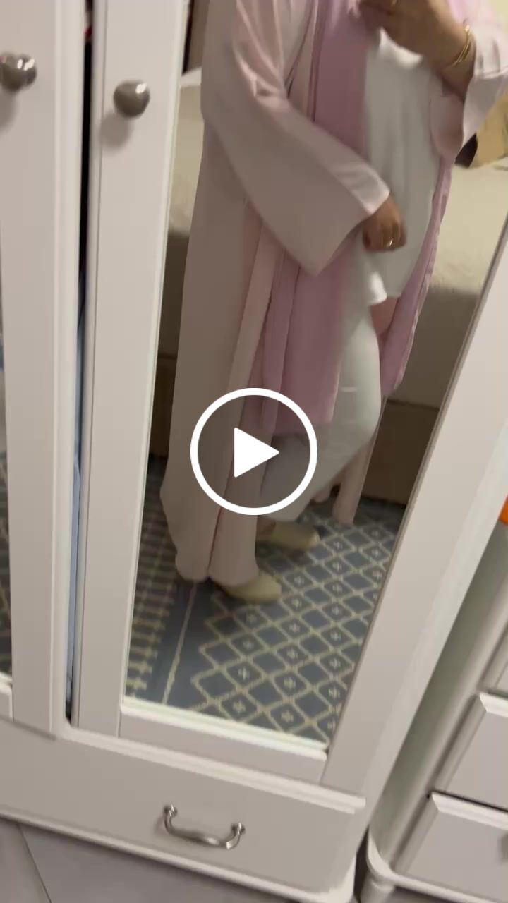 Customer video review of Bsi3257-Pleated inner dress with bisht Abaya