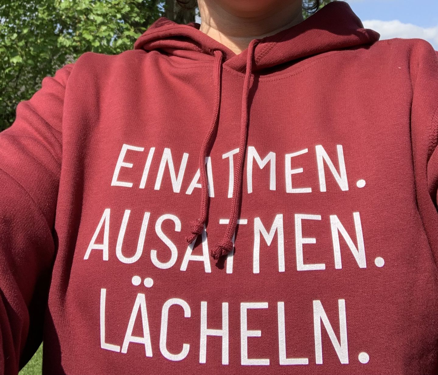 Customer photo review of Einatmen. Ausatmen. Lächeln. Bio Hoodie Unisex