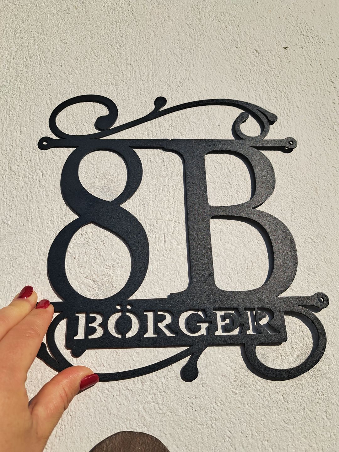 Customer photo review of Hausnummer Türschild mit Ornament und Familiennamen aus edlem Stahl