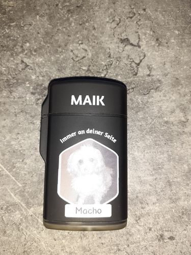 Customer photo review of Sturmfeuerzeug Hund mit eigenem Text und Foto