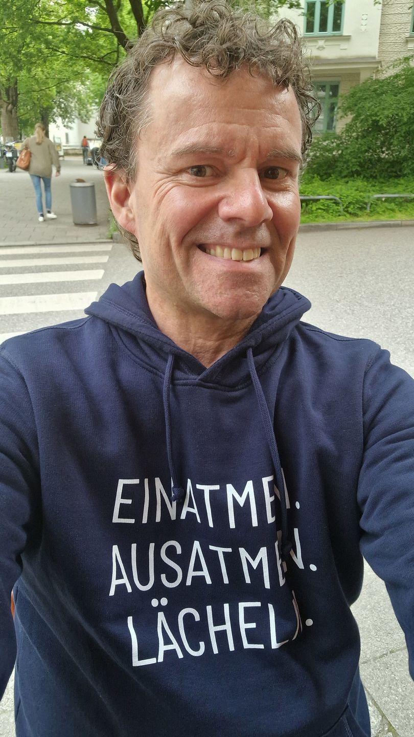 Customer photo review of Einatmen. Ausatmen. Lächeln. Bio Hoodie Unisex