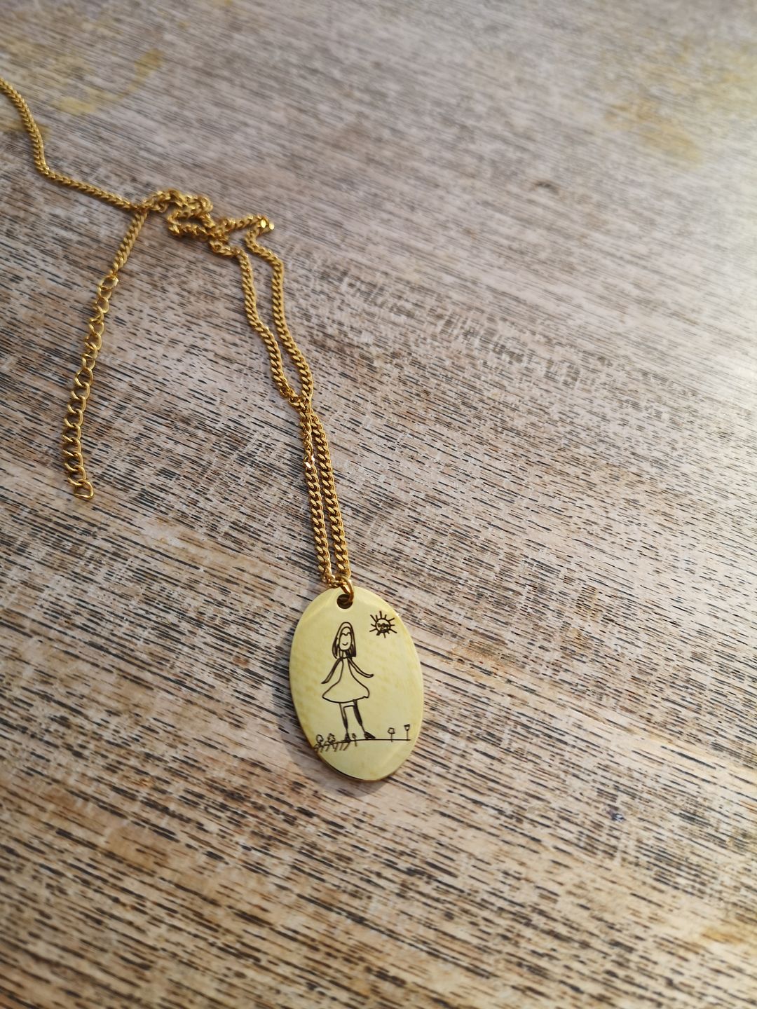 Customer photo review of LOANYA persönliche Kinderzeichnung als Halskette mit ovalem Anhänger