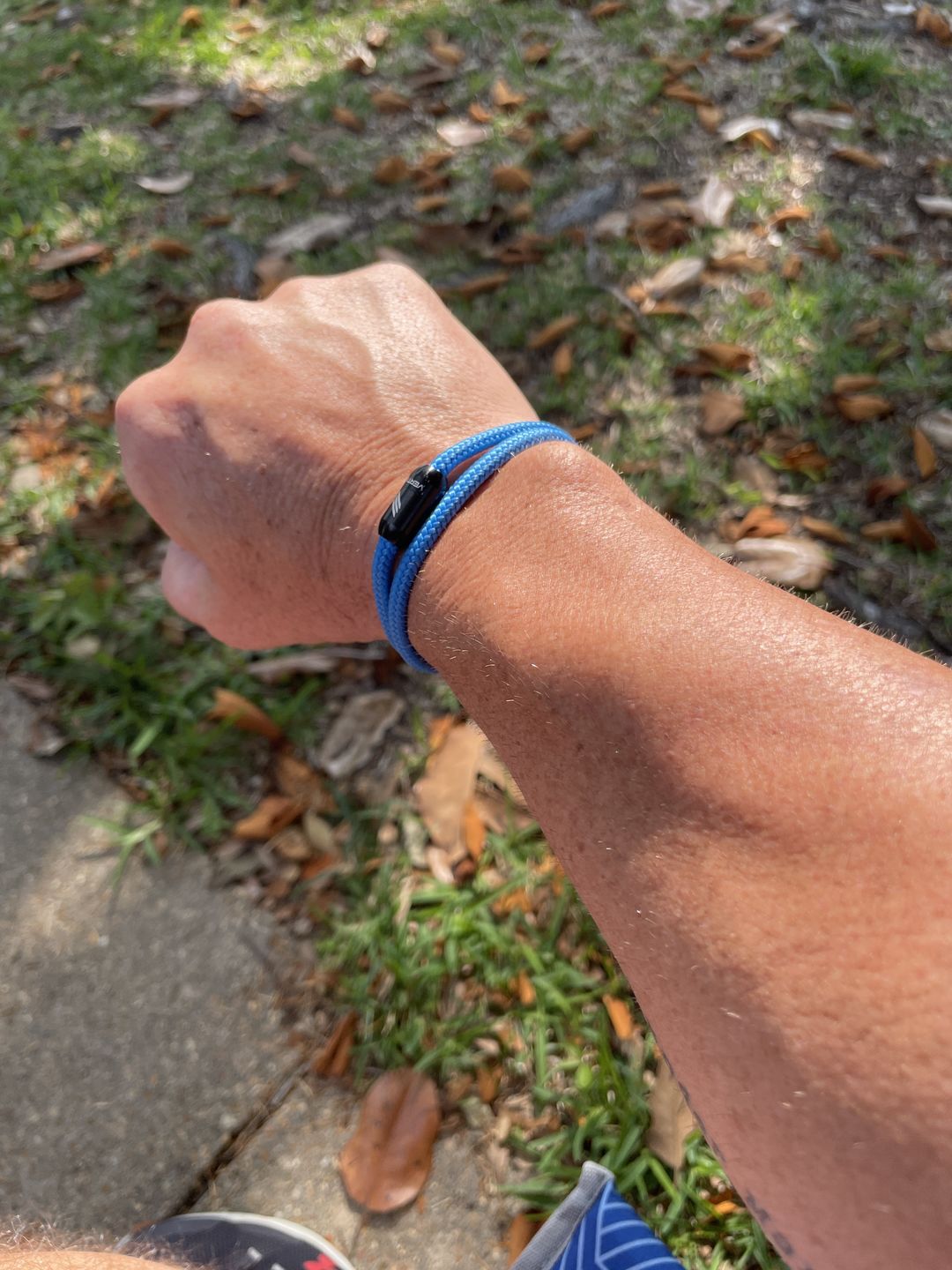 Customer photo review of Vertig Mens Womens Paracord Bracelet Magnetic Nautical Blue