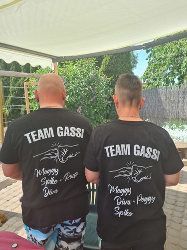 Customer photo review of Team Gassi Fauststoß - Individuelles Herren Shirt Rückendruck