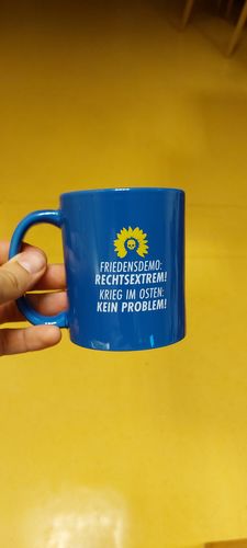 Customer photo review of TASSE • DIE GRÜNEN: FRIEDENSDEMO RECHTSEXTREM