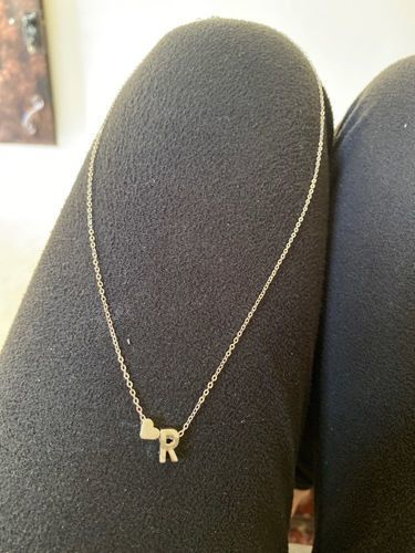 Customer photo review of LOANYA Collar con corazón pequeño y una letra