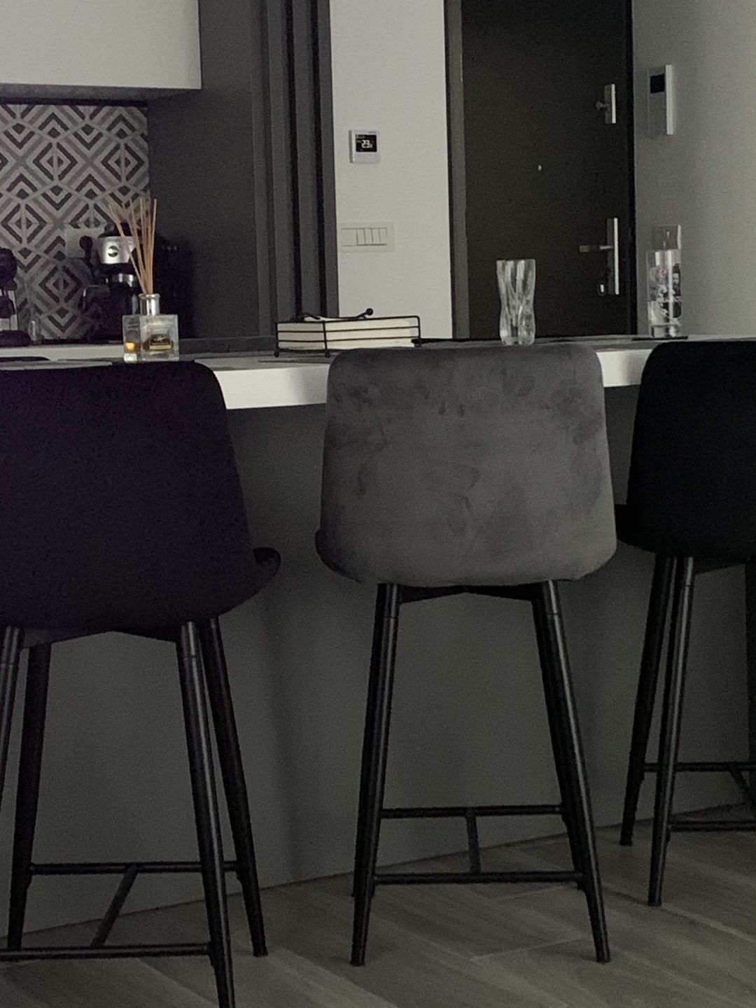 Customer photo review of Scaun bar CHIC H-2, gri/negru mat, stofa catifelata/metal, 45x37x92 cm