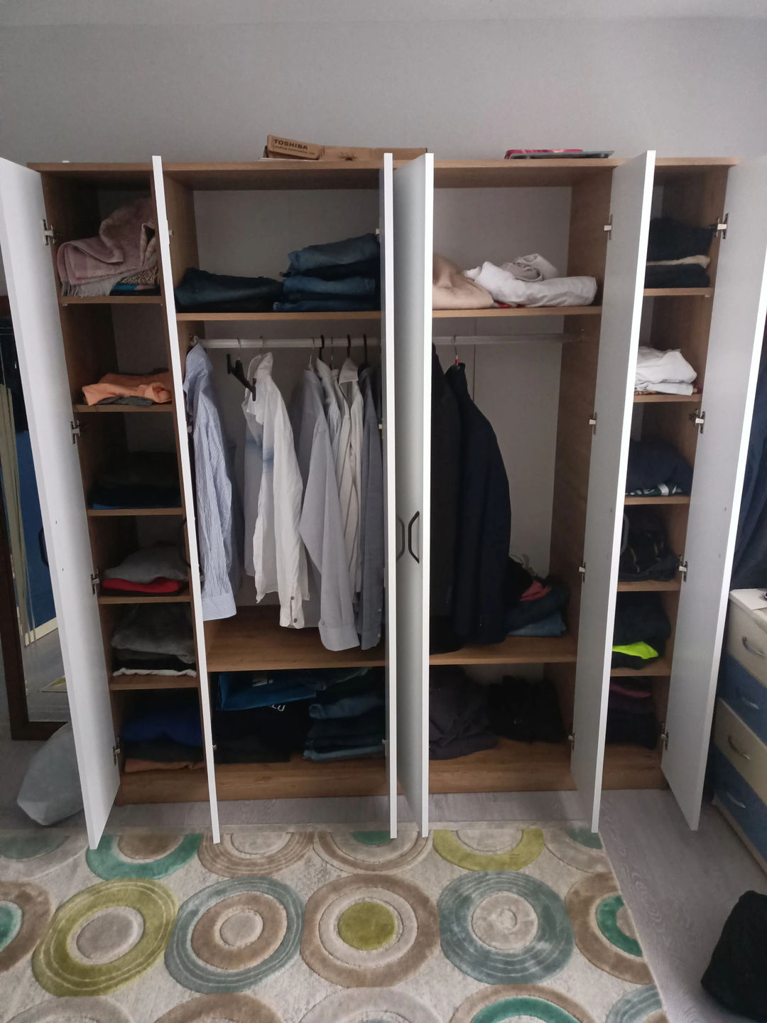 Customer photo review of Rani BA114 Geniş Gardırop Elbise Dolabı 6 Kapaklı 16 Raflı 2 Askılı Sepet Ceviz - Beyaz
