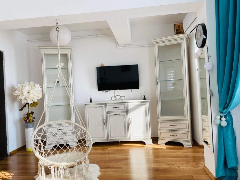 Customer photo review of Comoda cu 3 usi si un sertar Tiffany alba, pal si mdf, 139x37x90 cm