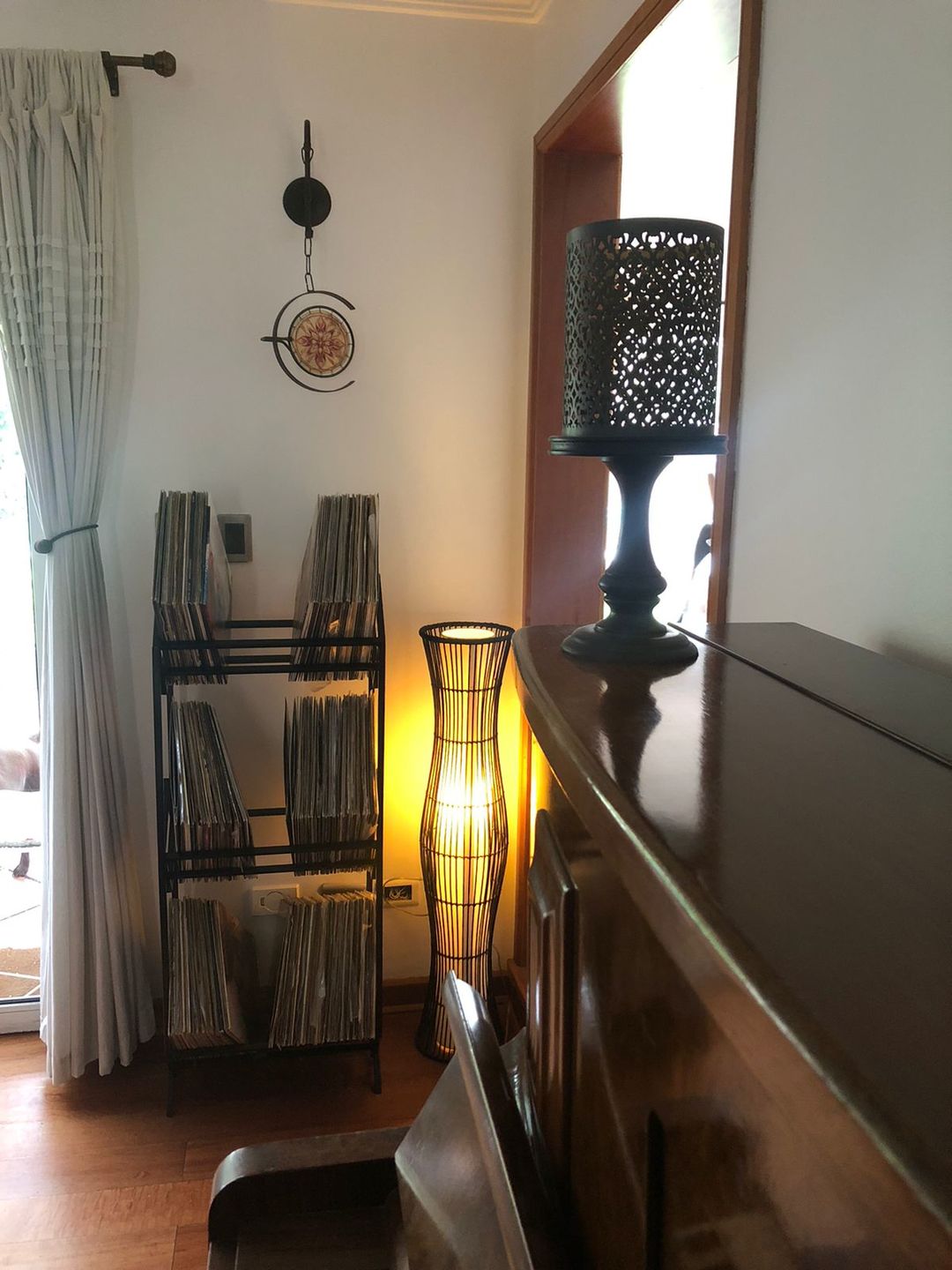 Customer photo review of Porta Vinilo Tres Niveles | LUXE METAL BLACK
