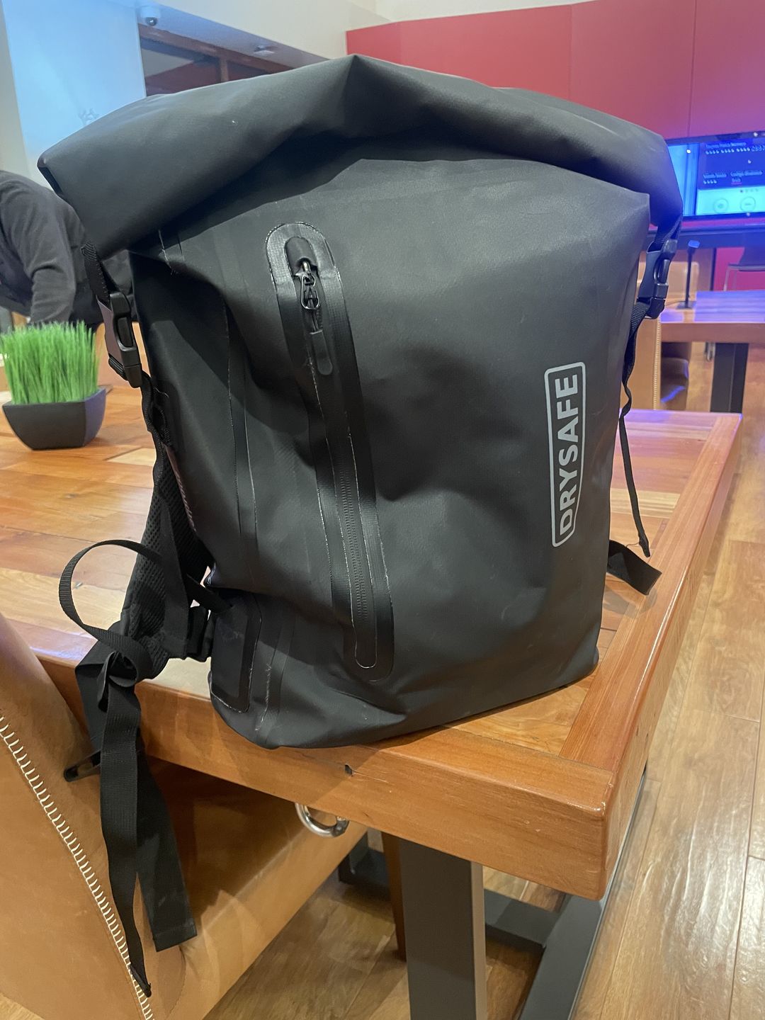 Customer photo review of Mochila Seca Puelo 25 Lts Negra c/porta notebook 100% Waterproof
