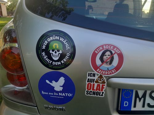Customer photo review of GROSSE STICKER / AUFKLEBER (10 STK.) • WER GRÜN WÄHLT, WÄHLT DEN KRIEG.