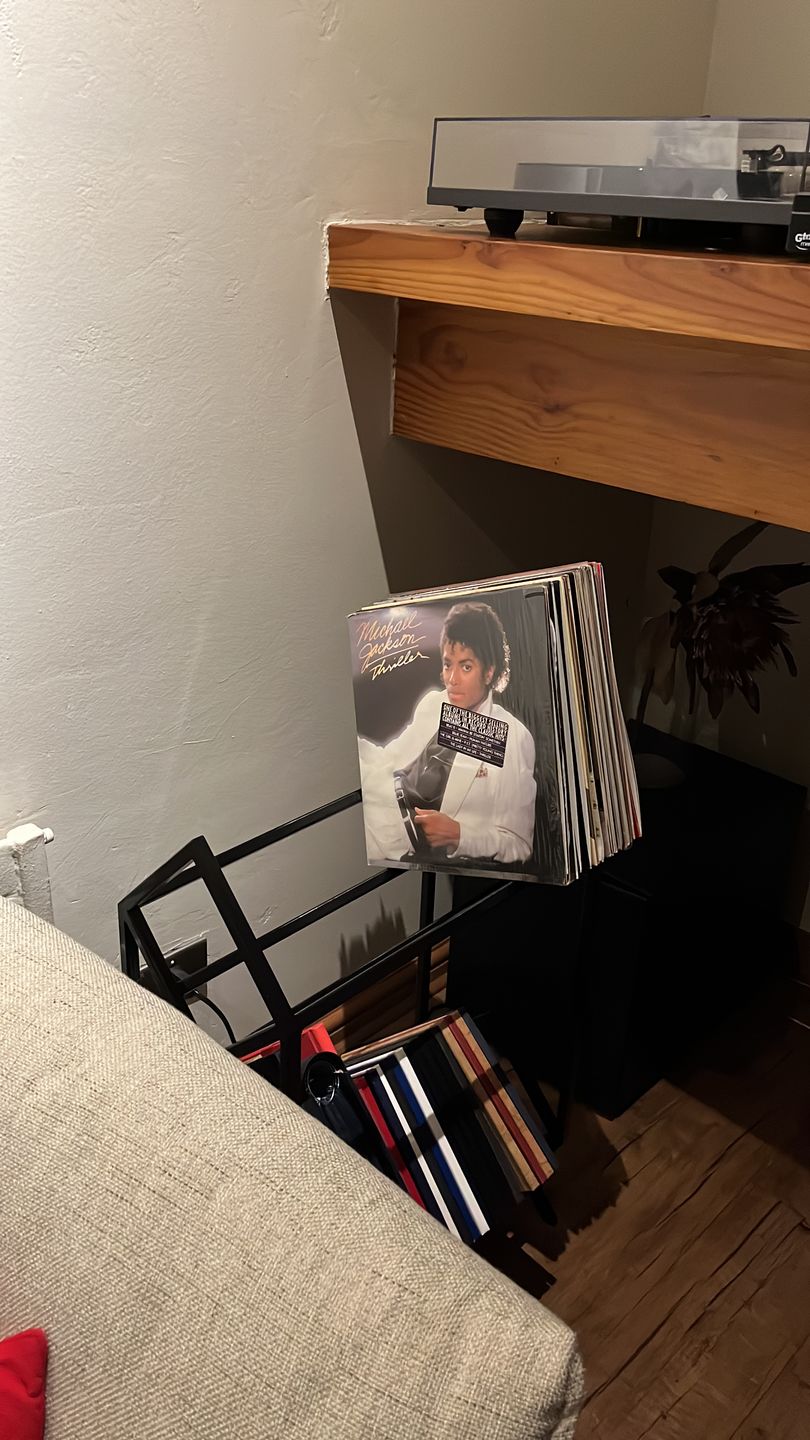 Customer photo review of Porta Vinilo Dos Niveles | LUXE METAL BLACK