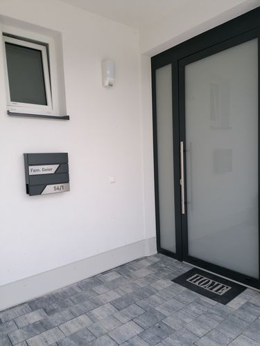 Customer photo review of AlbersDesign Briefkasten B1 anthrazit (RAL7016) personalisiert mit Edelstahl-Schildern