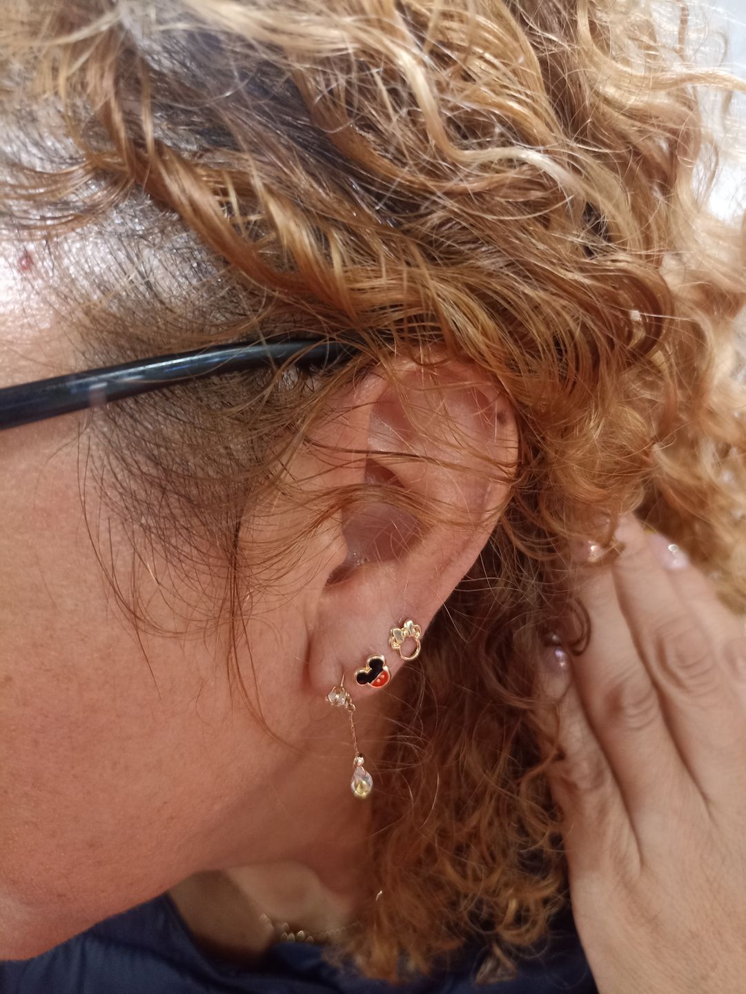Customer photo review of Aretes Minnie Mouse Silueta, Oro 10K (Par de aretes)