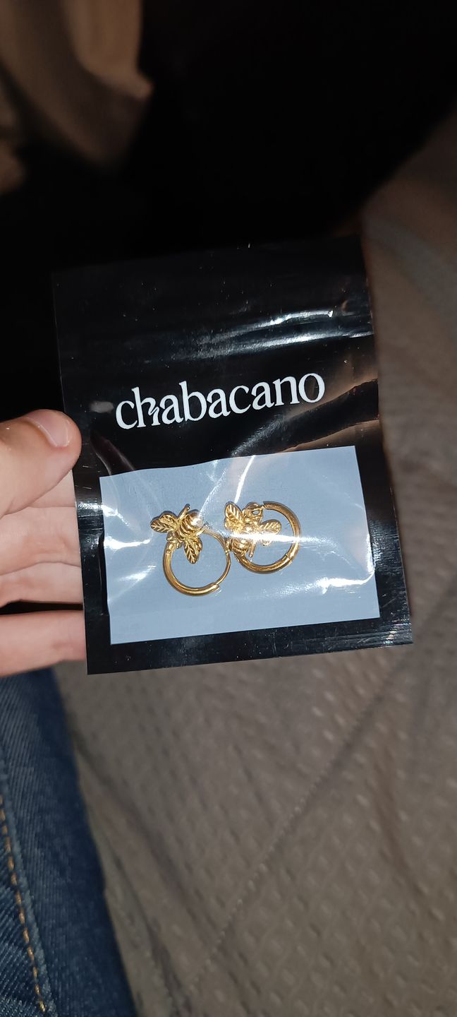 Customer photo review of Aretes Beecuff