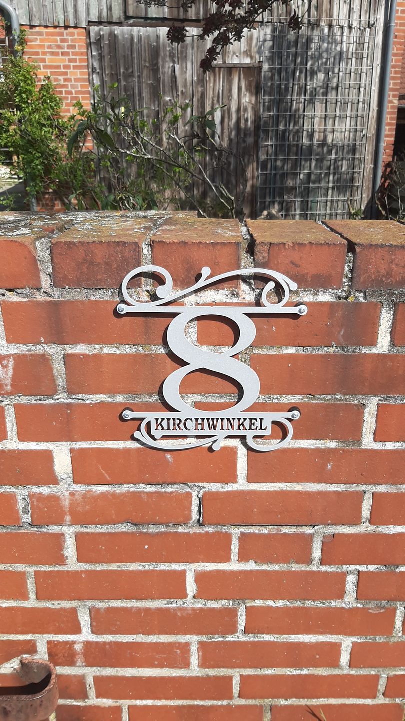 Customer photo review of Hausnummer Türschild mit Ornament und Familiennamen aus edlem Stahl