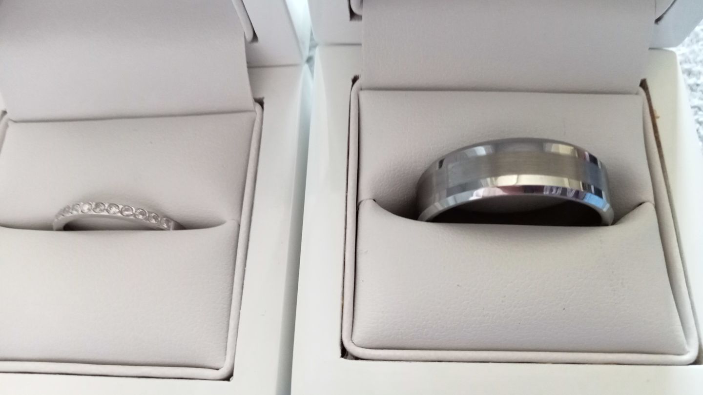 Customer photo review of White Gold 2mm Half Glitz Ring