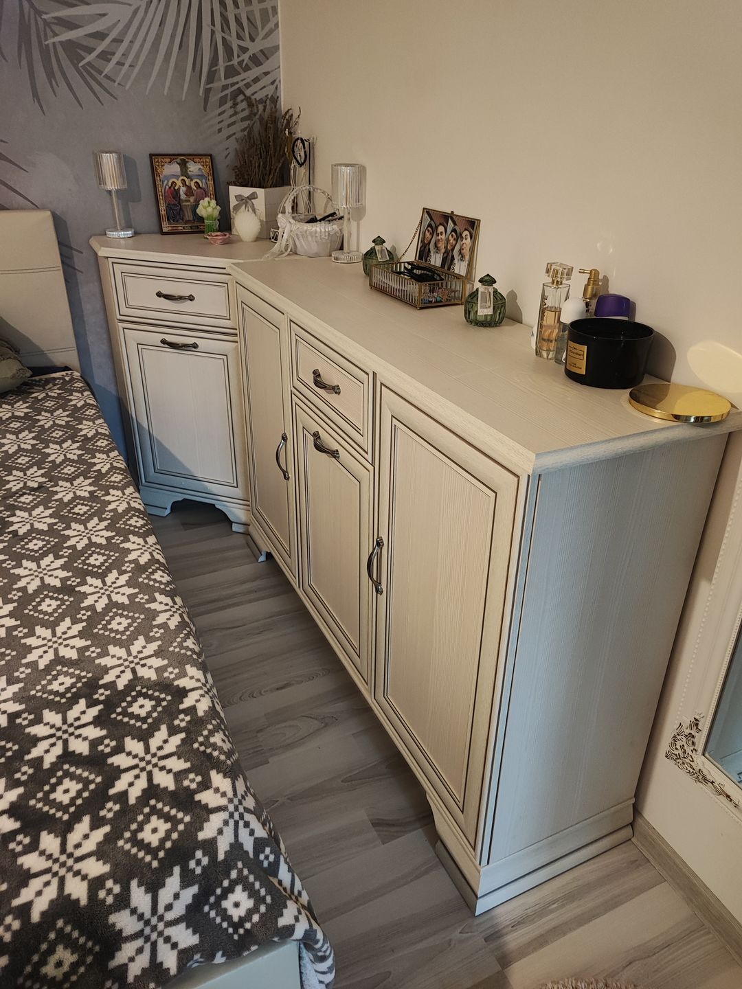 Customer photo review of Comoda cu 3 usi si un sertar Tiffany, alb vintage, pal si mdf, 139x37x90 cm