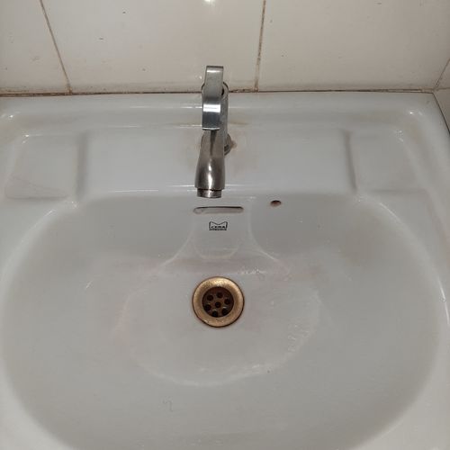 Customer photo review of Limescale Remover / Descaler - Eco-friendly - for Taps, Hard Water Stains, Showers, Faucets & Bathroom Tiles - 500ml