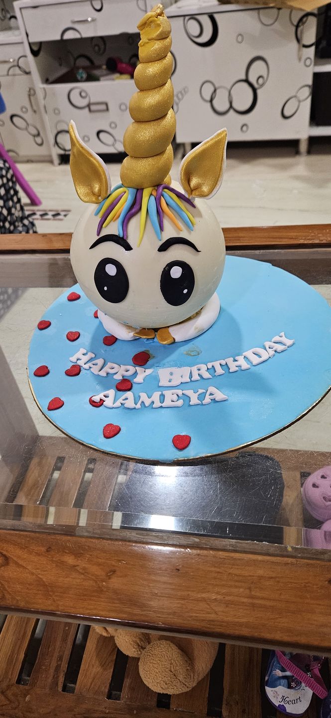 Customer photo review of Unicorn Round Pinata Cake