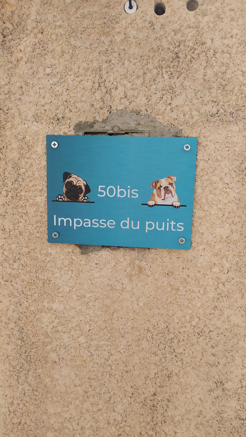 Customer photo review of Chiens curieux et numéro de maison - Plaque de porte personnalisée