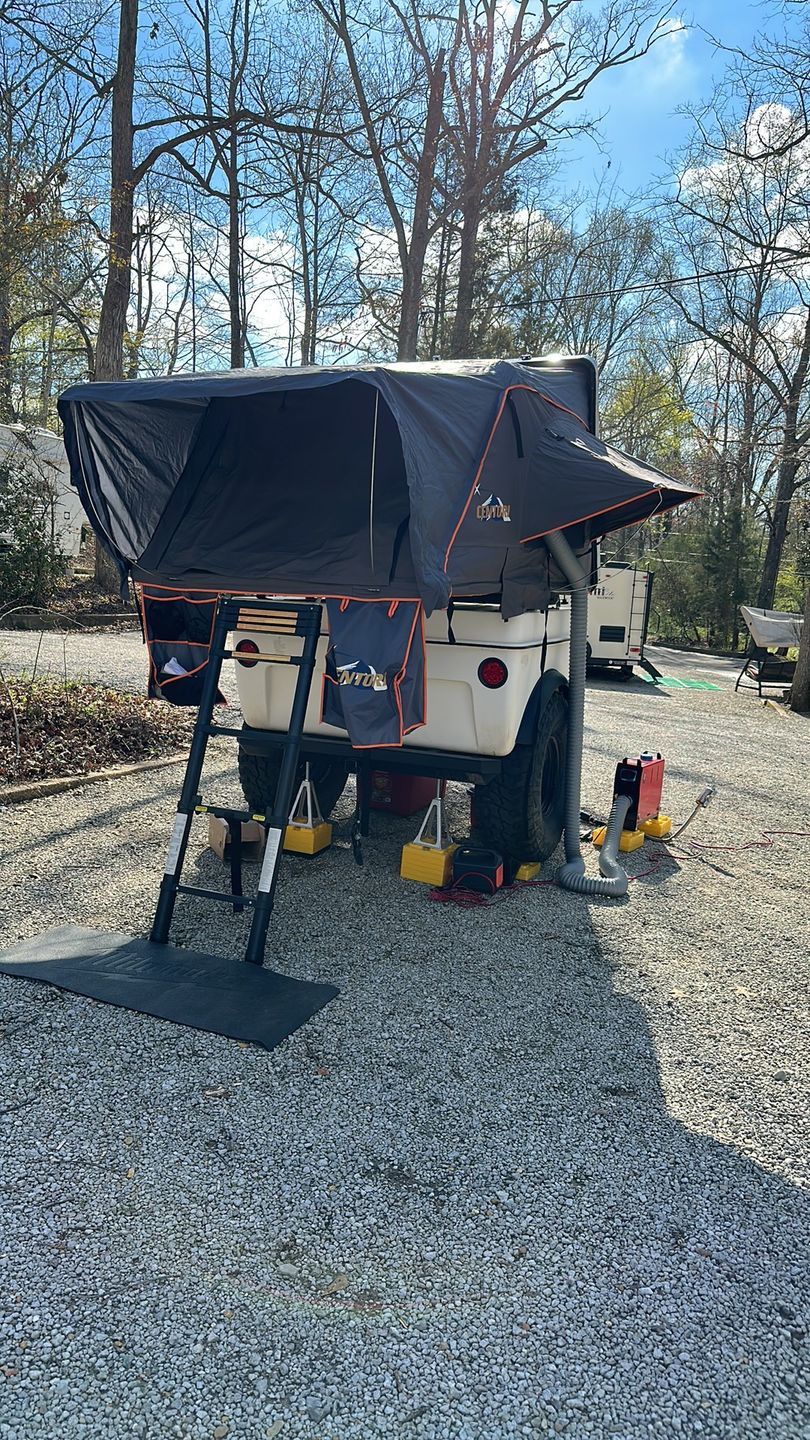 Customer photo review of Adventurer R -ABS Fold Out Roof Top Tent