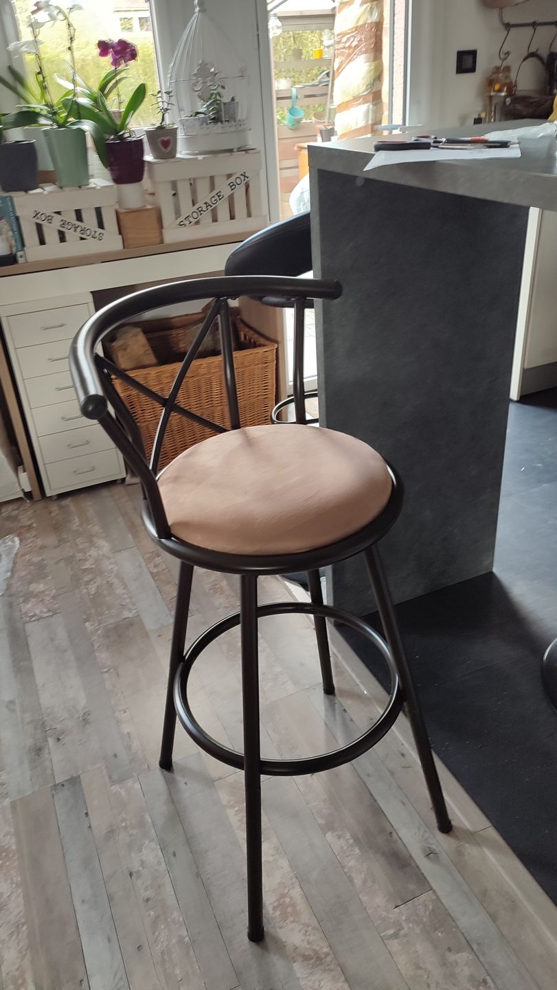 Customer photo review of Lot de 2 Tabourets de bar cuisine style industriel avec pieds en métal assise 360° et repose pieds - HAILEY BROWN - 77 CM